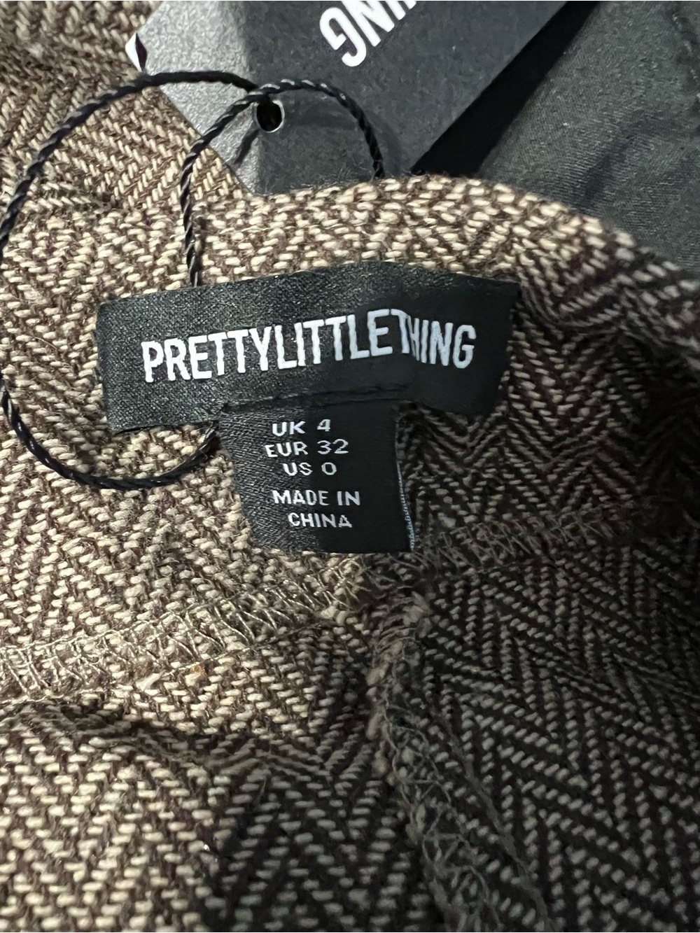 PrettyLittleThing Shorts in Beige - Picture 2 of 2